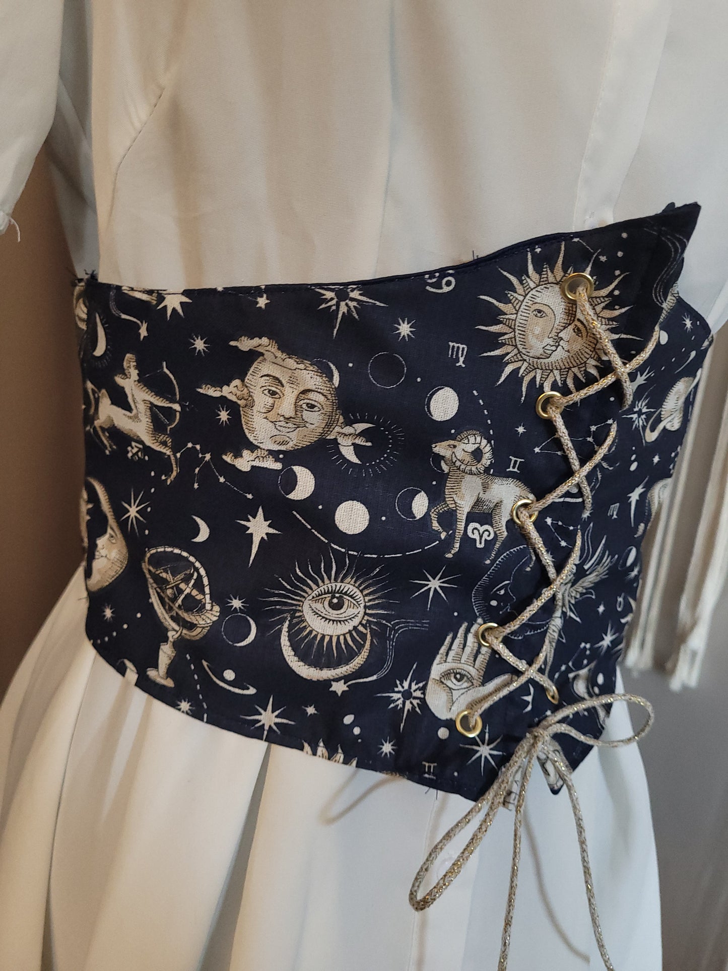 Waist cincher (corset)