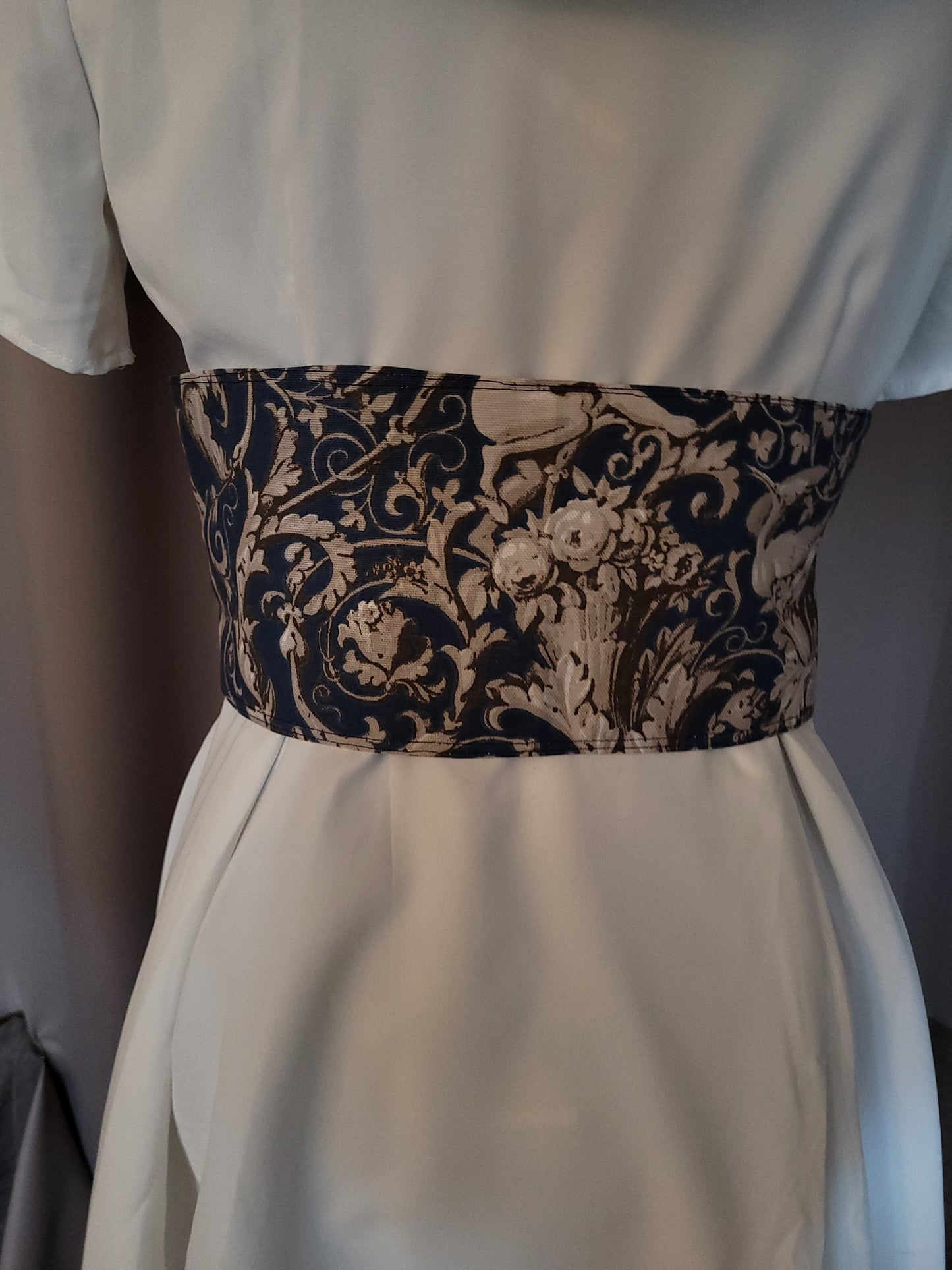 Waist cincher (corset)