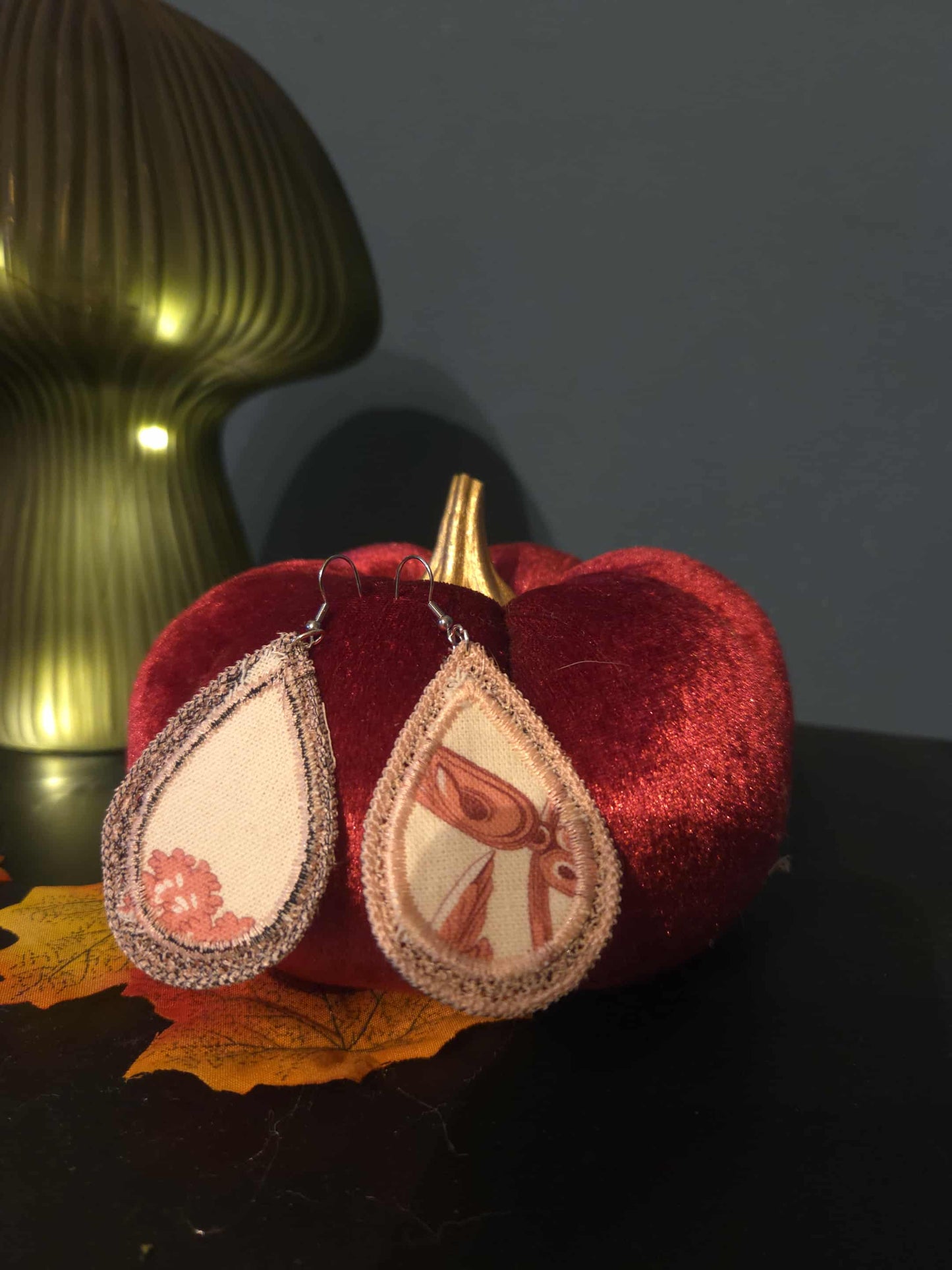 Boucles d'oreilles en broderie