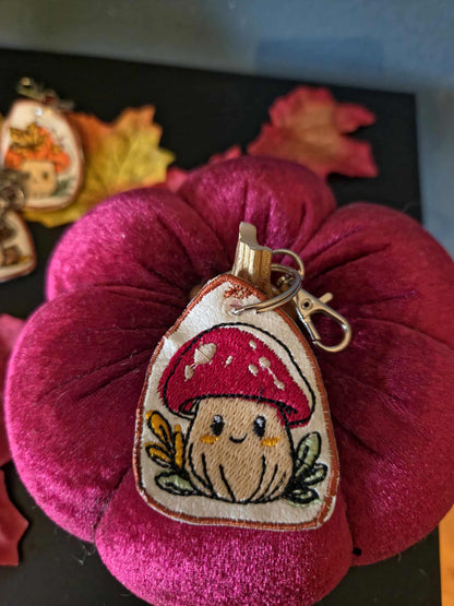 Porte-clés champignon brodé.