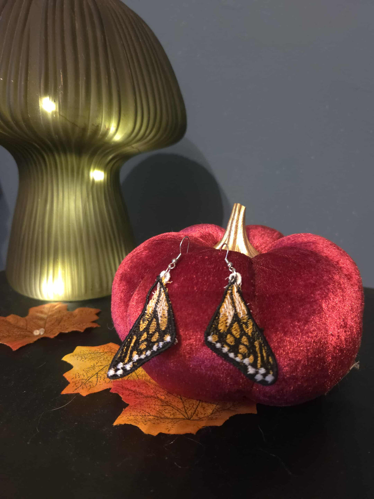 Boucles d’oreilles en broderie.