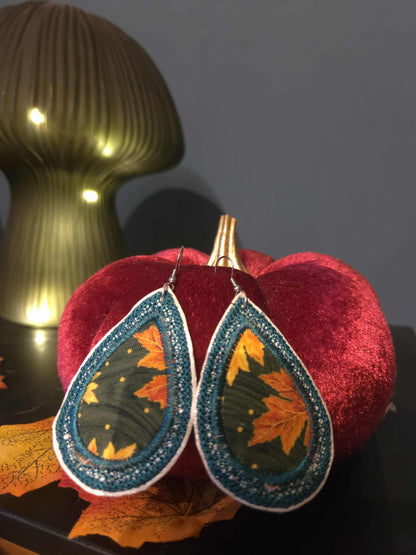 Boucles d’oreilles en broderie.