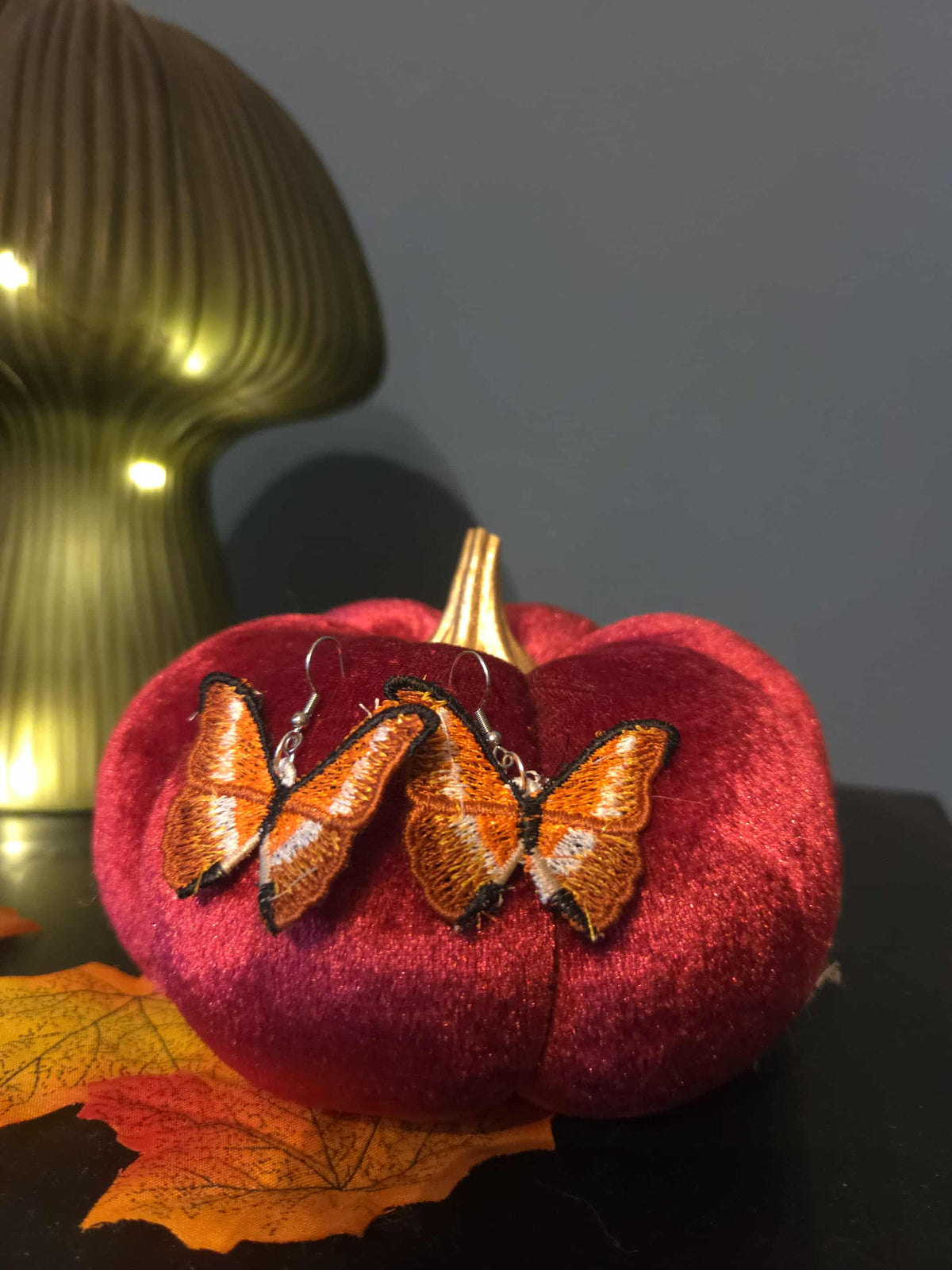 Boucles d’oreilles en broderie.