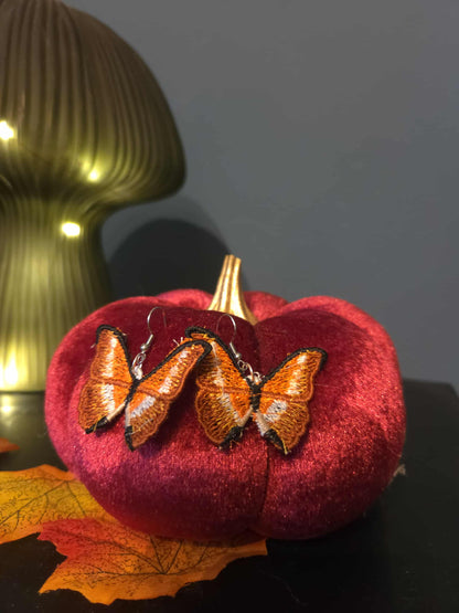 Boucles d’oreilles en broderie.