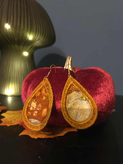 Boucles d’oreilles en broderie.