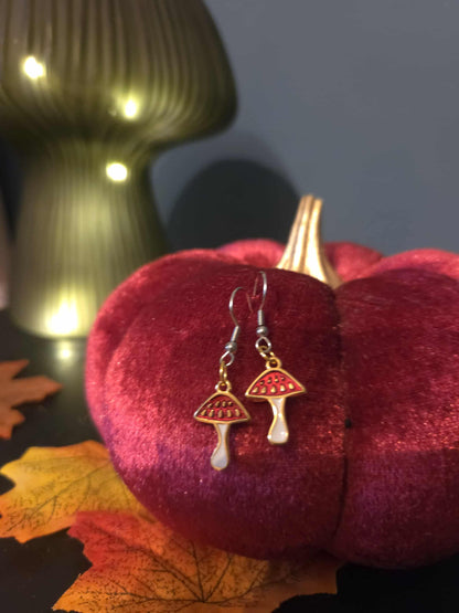 Boucles d’oreilles champignons.