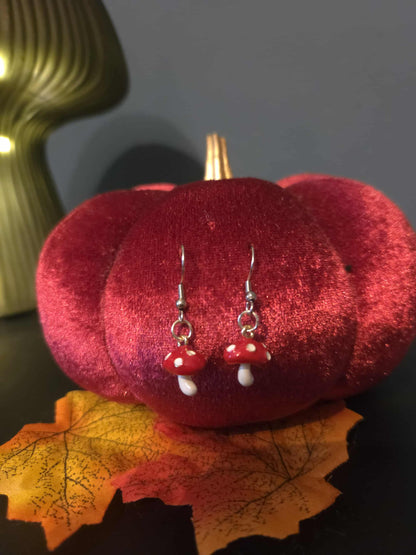Boucles d’oreilles champignons.