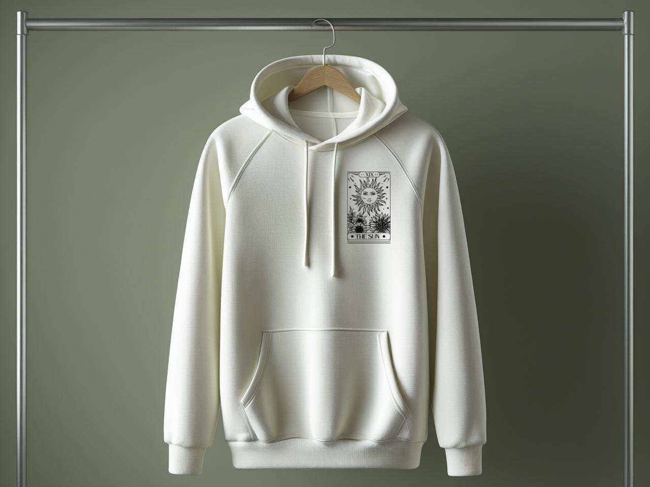 Sweat à capuche brodé thème sorcellerie.