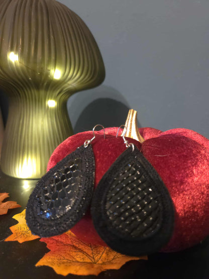 Boucles d’oreilles en broderie.