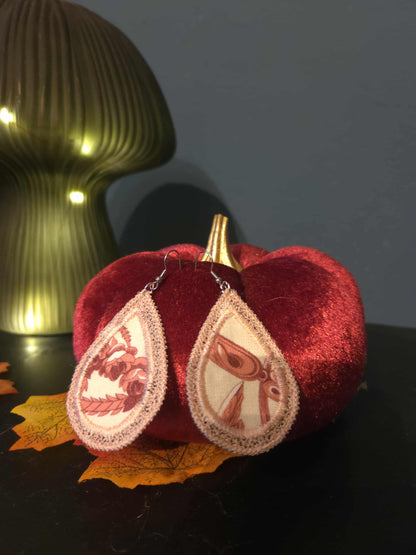 Boucles d’oreilles en broderie.