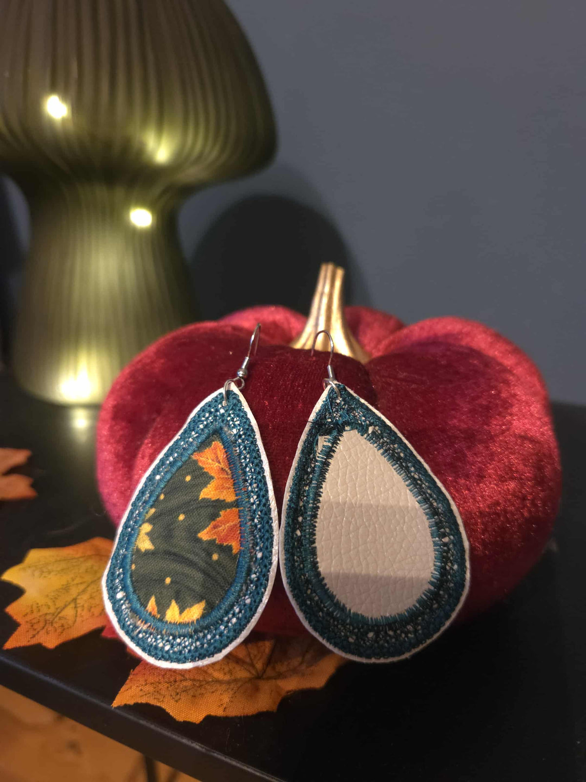 Boucles d’oreilles en broderie.
