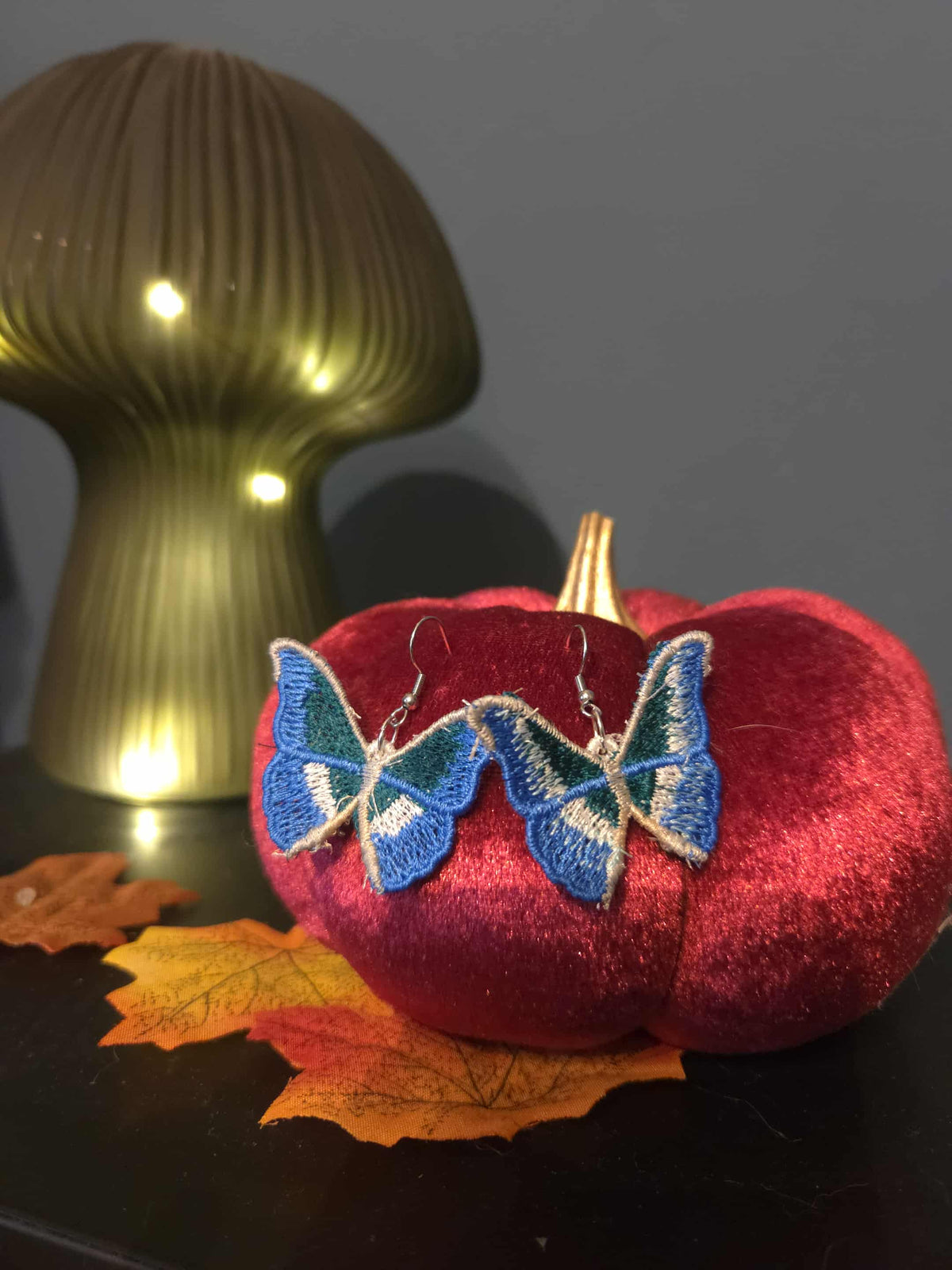 Boucles d’oreilles en broderie.