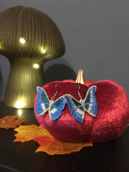 Boucles d’oreilles en broderie.