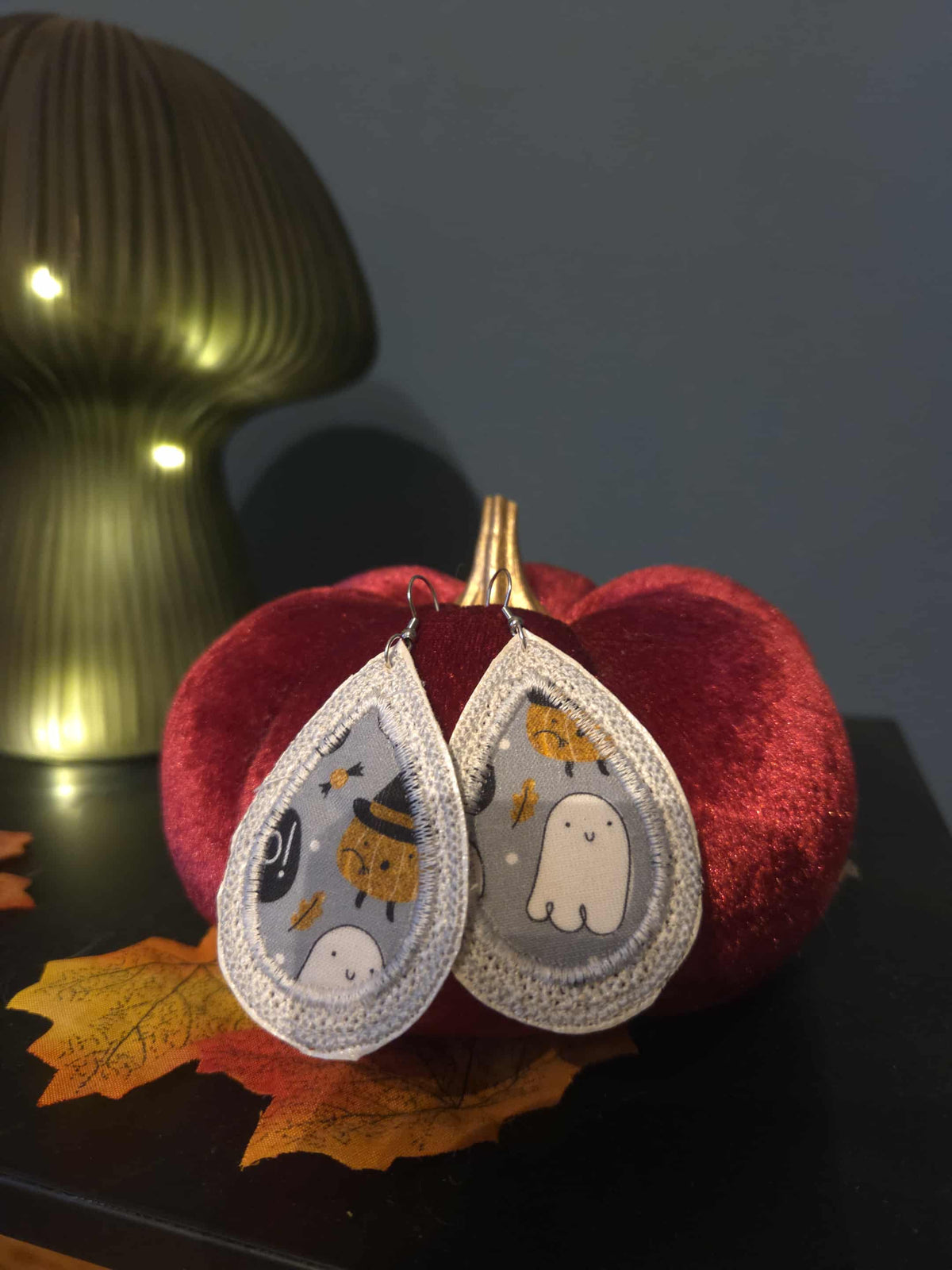 Boucles d’oreilles en broderie.