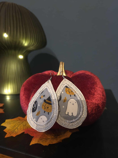 Boucles d’oreilles en broderie.