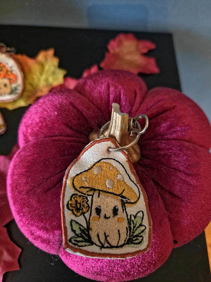 Porte-clés champignon brodé.