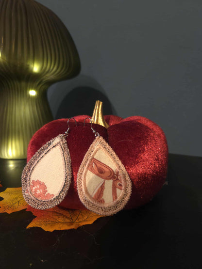 Boucles d’oreilles en broderie.