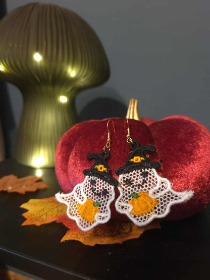 Boucles d’oreilles en broderie.