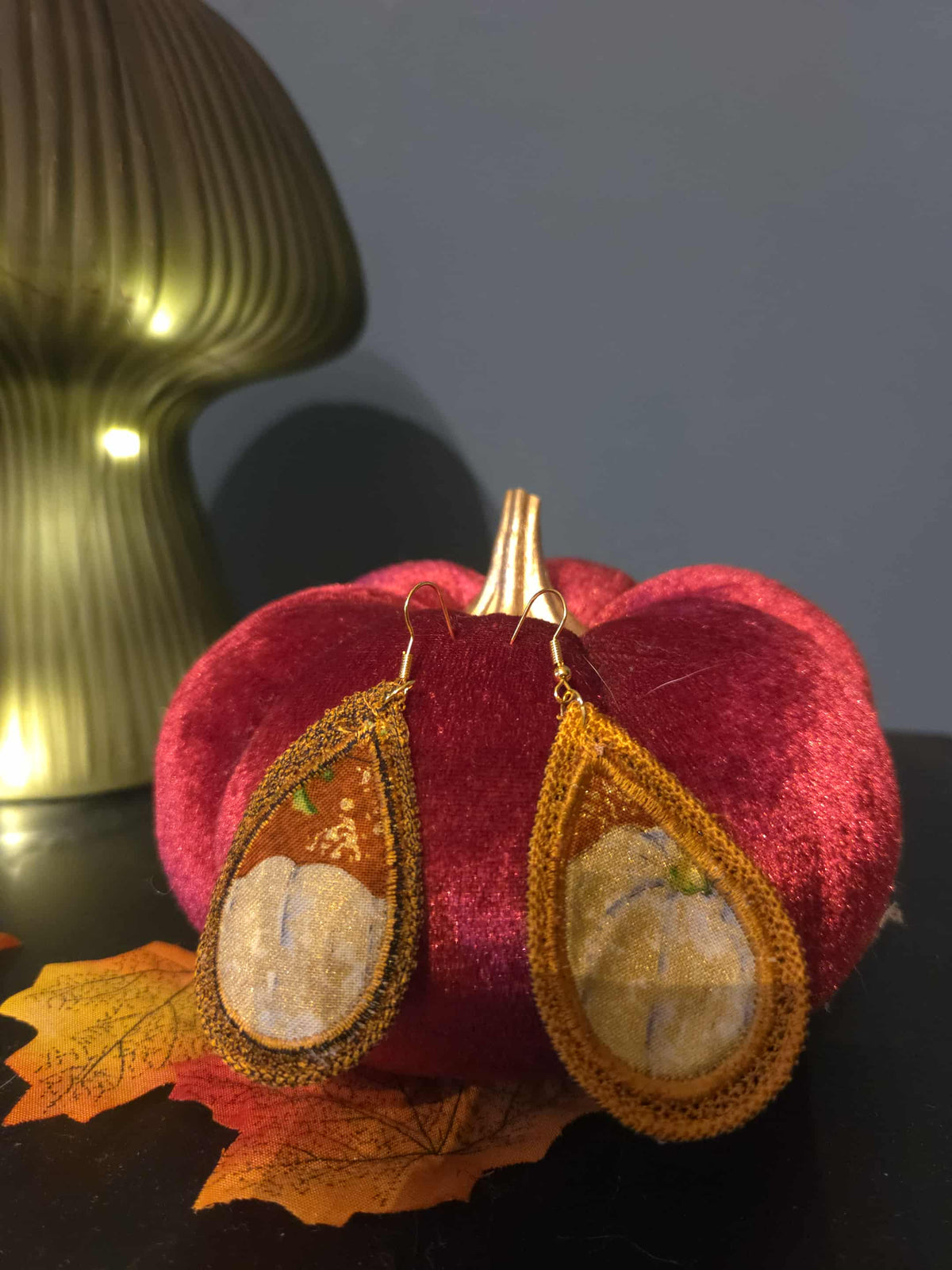 Boucles d’oreilles en broderie.