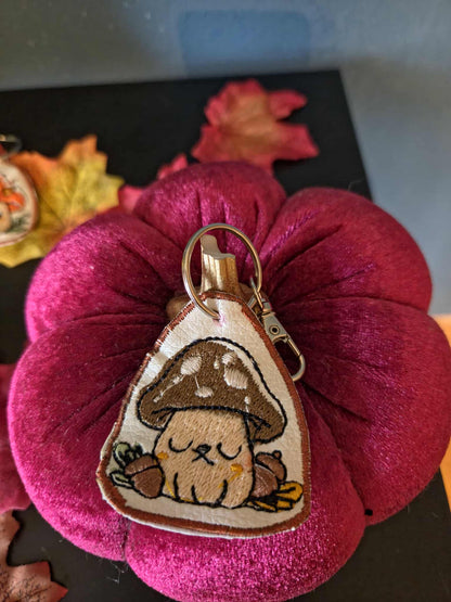 Porte-clés champignon brodé.