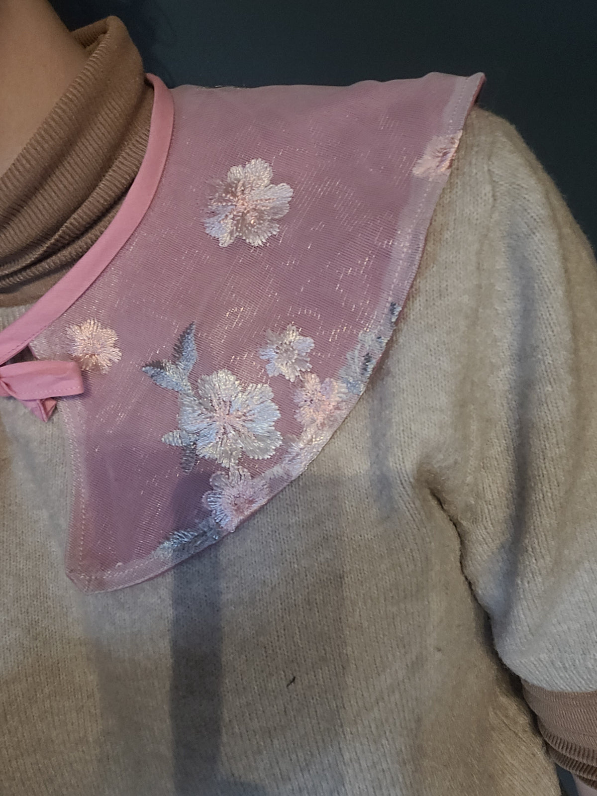 Faux cols amovibles en coton et dentelle.