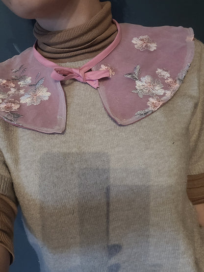 Faux cols amovibles en coton et dentelle.