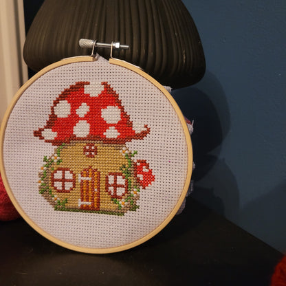 Toile « Maison Champignon » en point de croix.