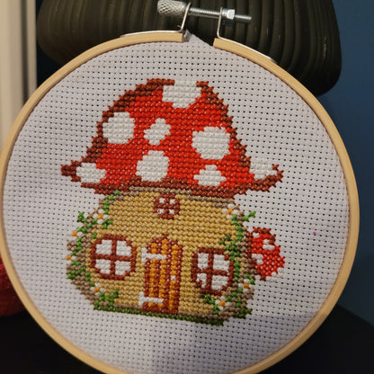 Toile « Maison Champignon » en point de croix.
