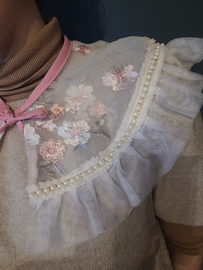 Faux cols amovibles en coton et dentelle.