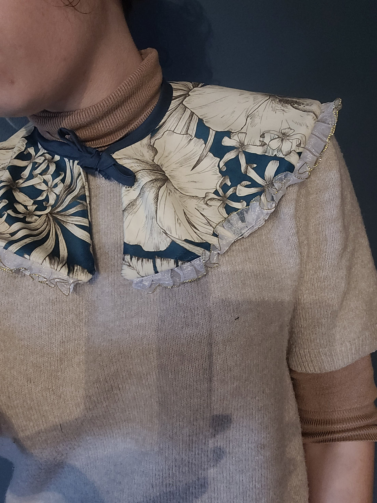 Faux cols amovibles en coton et dentelle.