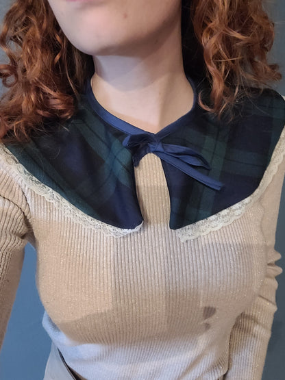 Faux cols amovibles en coton et dentelle.