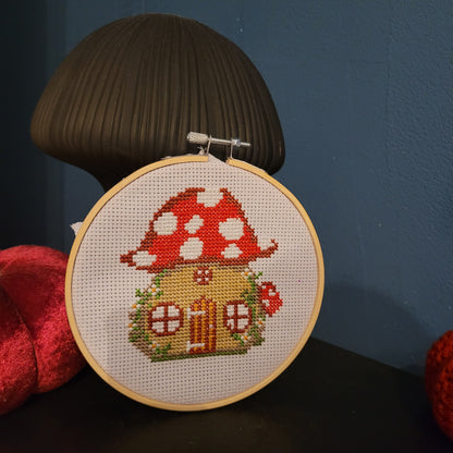 Toile « Maison Champignon » en point de croix.