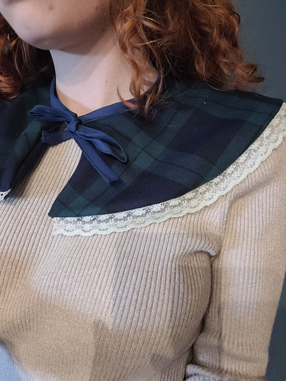 Faux cols amovibles en coton et dentelle.