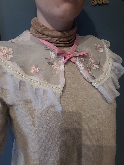 Faux cols amovibles en coton et dentelle.